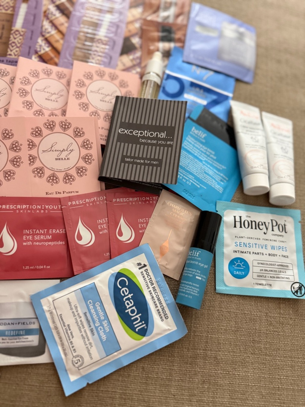 ๐ Assorted Beauty Samples Bundle - Picture 6 of 9